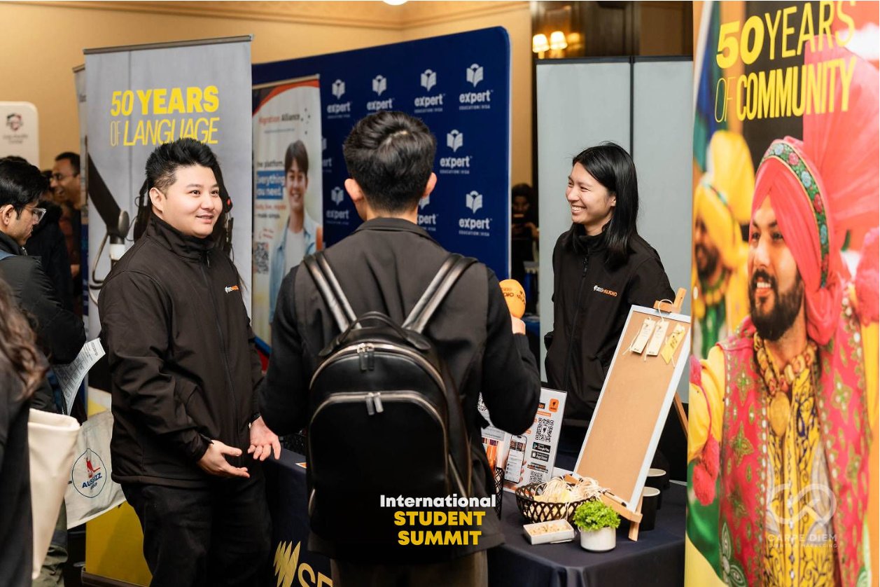 Exhibitors connecting at ISS
